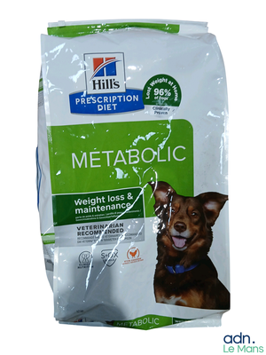 un sac de croquettes posé sur une surface blanche