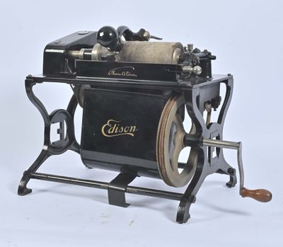 une machine à coudre à l'ancienne qui est exposée