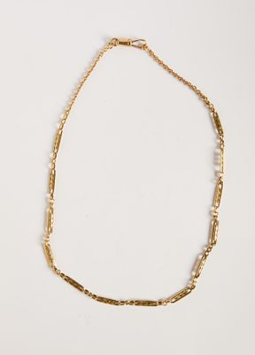 un collier à chaîne en or avec des maillons carrés sur fond blanc