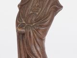 une vieille statue représentant une femme avec une robe sur la tête