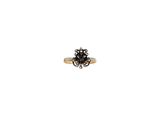 un gros plan d'une bague surmontée d'une fleur