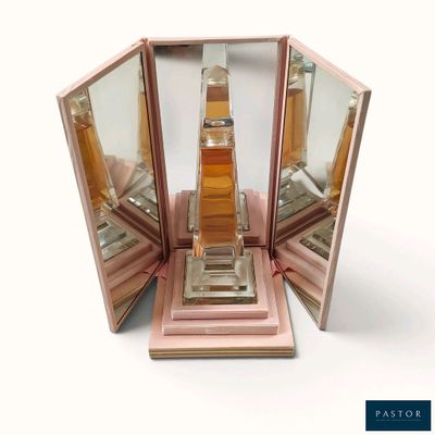 un flacon de parfum exposé dans une vitrine
