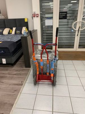 un chariot posé par terre dans un magasin