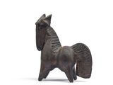 une statue représentant un cheval debout sur une surface blanche