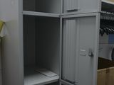 une armoire blanche avec une porte et une étagère, placée dans un coin