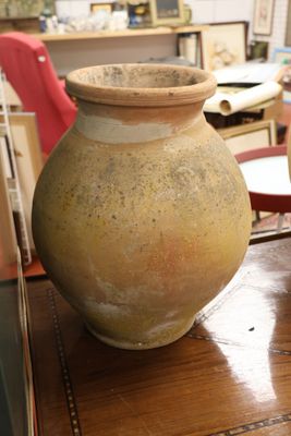 un grand vase posé sur une table dans une pièce