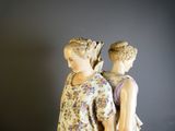 deux figurines représentant un garçon et une fille debout l'un à côté de l'autre