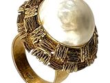 Gros plan sur une bague ornée d'une perle