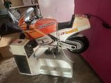 une moto posée sur une béquille dans un garage