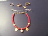 un collier, un bracelet et une bague posés sur une table