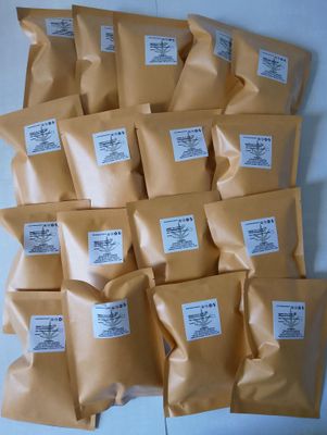 une grande pile de sacs en papier brun remplis de nourriture posée sur une table