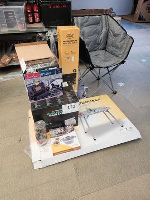 une pile de cartons posée par terre à côté d'une chaise