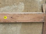 un morceau de bois sur lequel est collé un autocollant jaune