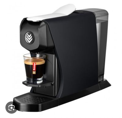 une machine à café noire sur laquelle est posée une tasse de café