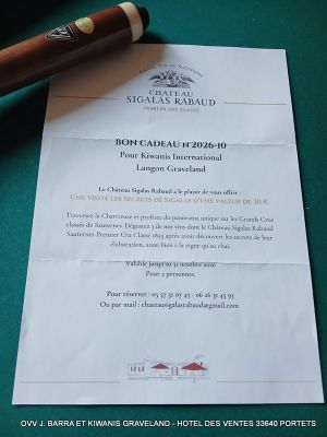 un bout de papier écrit au stylo posé sur une table, à côté d'une bouteille de vin