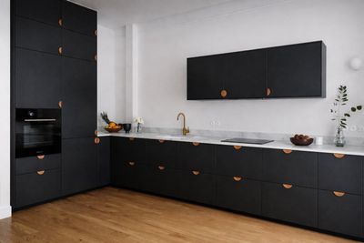 Cuisine "PLUM LIVING HELL GRIS " moderne au design épuré, d’…