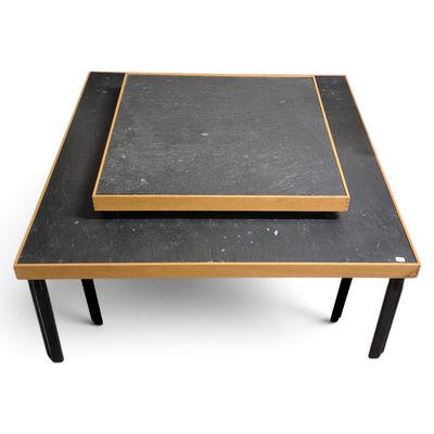 deux tables noires et dorées sur fond blanc, avec un fond blanc
