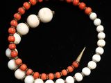 un gros plan d'un bracelet en perles orné d'une flèche