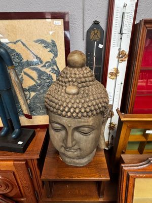 une statue de Bouddha assis sur une table en bois