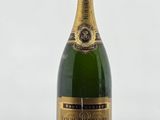 une photo d'une bouteille de champagne posée sur une table