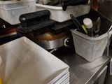 beaucoup de vaisselle et d'ustensiles sur le plan de travail