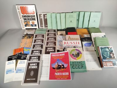 un grand nombre de livres posés sur une table