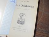 un livre ouvert sur une table en bois, avec un stylo à l'intérieur