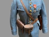 une photo d'un uniforme bleu, avec une ceinture en cuir et un chapeau, posé sur un présentoir pour mannequin