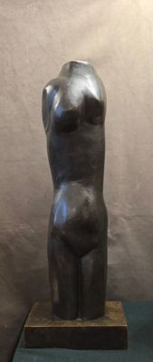 sculpture représentant un torse féminin sur un socle en bois