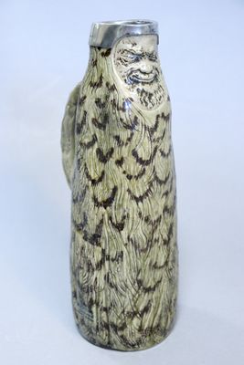 une figurine de chouette en céramique posée sur une surface blanche