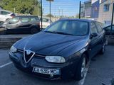 une voiture noire garée dans un parking à côté d'autres voitures