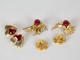 trois paires de boucles d'oreilles plaquées or ornées de pierres rouges