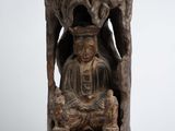 statue d'un Bouddha assis avec un dragon sur un rocher