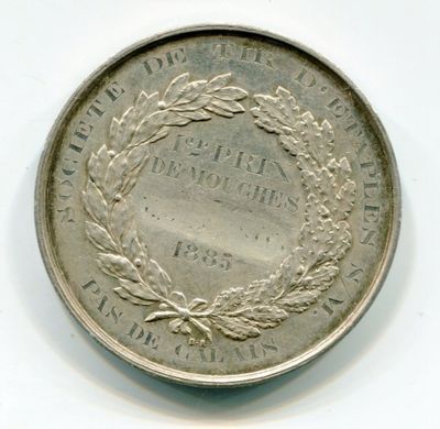 une vieille pièce d'argent surmontée d'une couronne