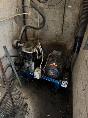 un petit compresseur d'air posé dans un coin de la pièce
