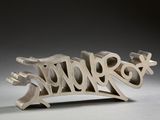 une sculpture représentant un mot en bois qui dit « woooooooooooooooooooooooooooooooooooooooooooo »