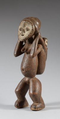 une image représentant une figurine d'un homme portant un sac