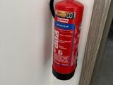 un extincteur fixé au mur dans une salle de bains