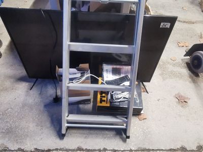 une échelle métallique sur laquelle sont posés tout un tas d'objets