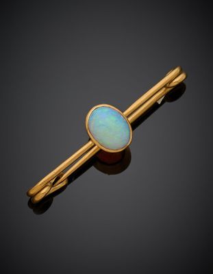 une broche en forme de barre, en or et en oplite