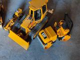 un bulldozer jaune et un bulldozer posé par terre