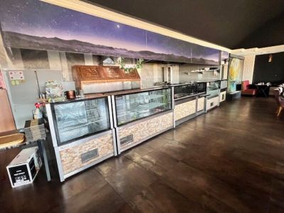 une photo d'un restaurant avec une grande fresque murale sur le mur
