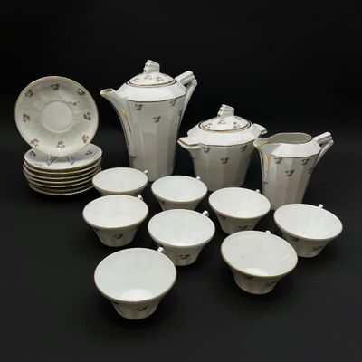 un grand nombre de tasses et de soucoupes posées sur une table