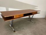 l'image d'un bureau avec deux tiroirs