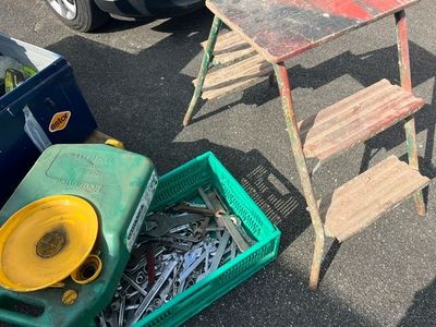 une table avec une étagère et un bac à outils à côté