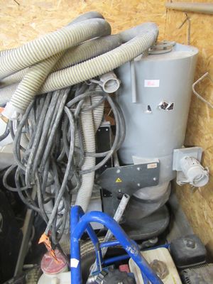 un tas de câbles et d'autres équipements électriques dans une pièce