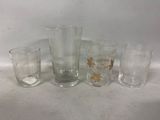 quatre verres posés les uns à côté des autres sur une table