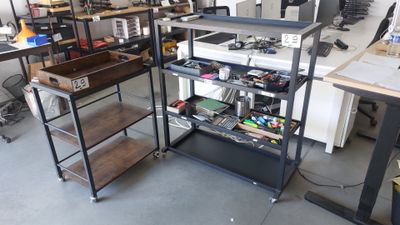 un bureau surmonté d'un ordinateur dans une pièce