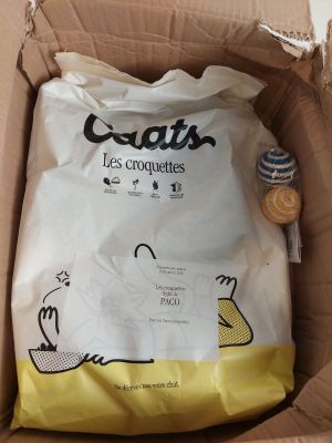 un sac de litière pour chat dans une boîte en carton
