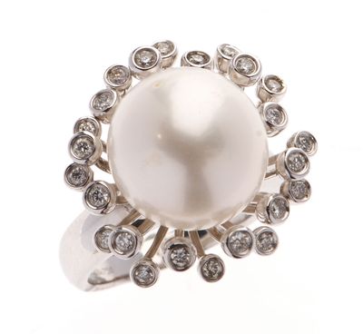 BAGUE fleur en or gris 750 °/°° centrée d'une perle de cultu…